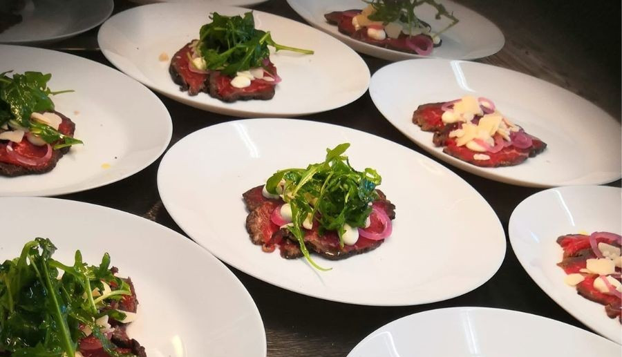 Hääcateringin lautasannoksia