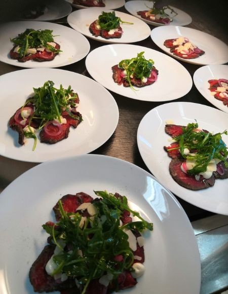 Pikkujoulucateringin lautasannoksia Tuusulassa